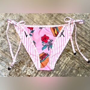 3/$15 EUC 𝐖𝐢𝐥𝐝𝐟𝐨𝐱 𝑟𝑒𝑣𝑒𝑟𝑠𝑖𝑏𝑙𝑒 𝚜𝚝𝚛𝚒𝚗𝚐 𝚝𝚒𝚎 Bikini Bottom